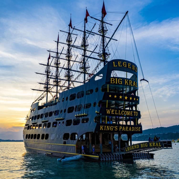 Side Sunset Boat Tour with Dinner, Drinks, and Entertainment | ®ExcursionMania