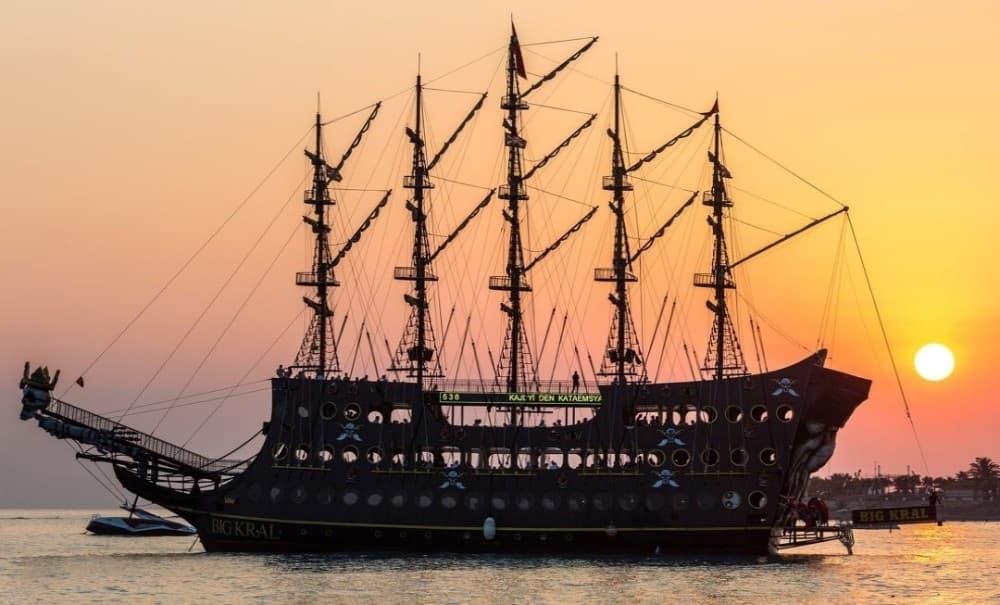 Side Sunset Boat Tour with Dinner, Drinks, and Entertainment | ®ExcursionMania