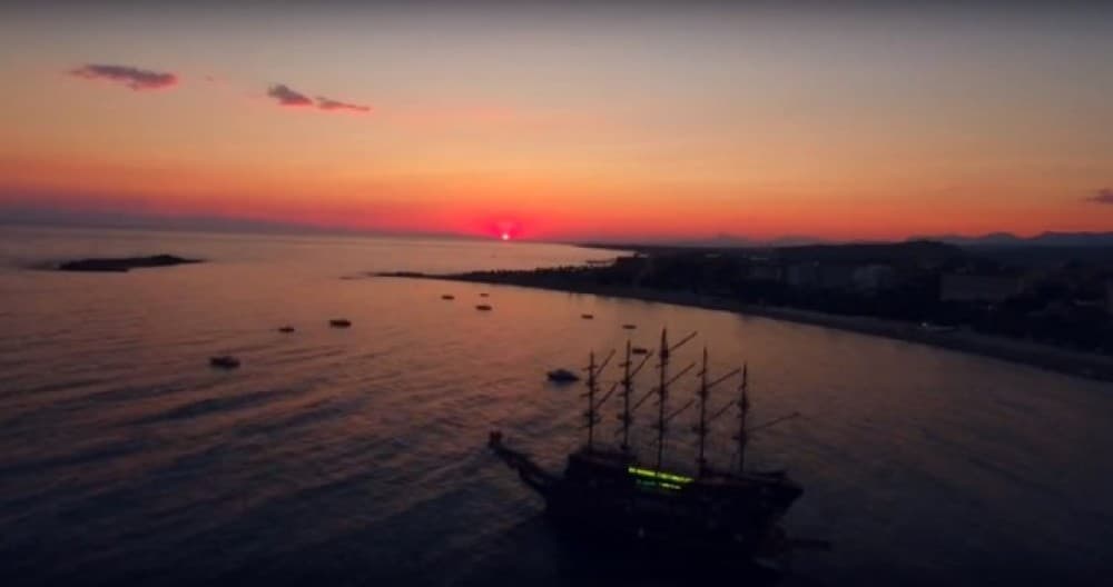 Side Sunset Boat Tour with Dinner, Drinks, and Entertainment | ®ExcursionMania