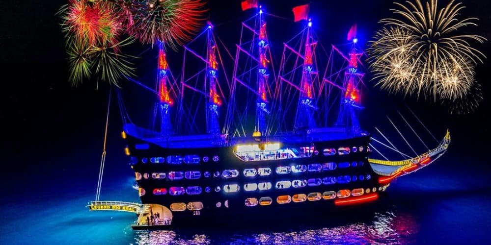 Side Sunset Boat Tour with Dinner, Drinks, and Entertainment | ®ExcursionMania