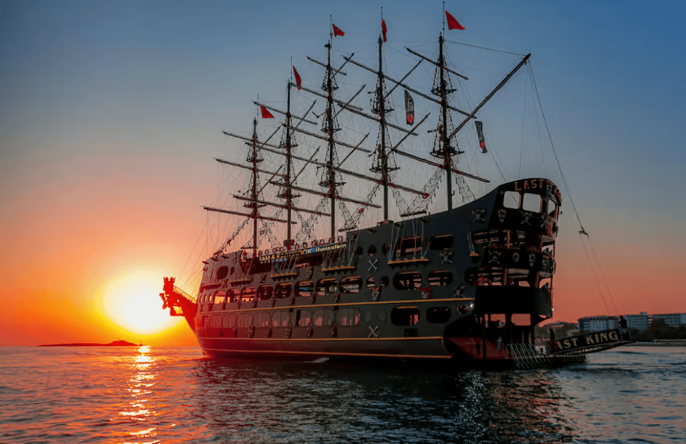 Side Sunset Boat Tour with Dinner, Drinks, and Entertainment | ®ExcursionMania