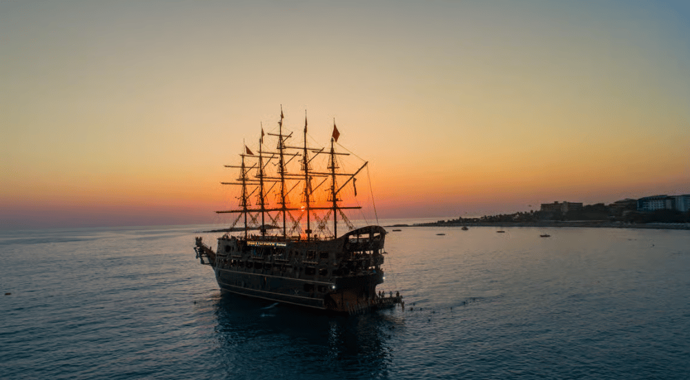Side Sunset Boat Tour with Dinner, Drinks, and Entertainment | ®ExcursionMania