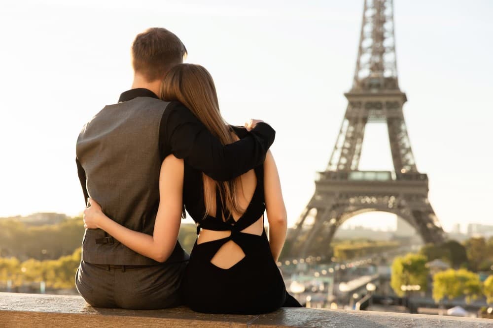 Paris: Romantic Couple Photoshoot with flower bouquet | ®ExcursionMania