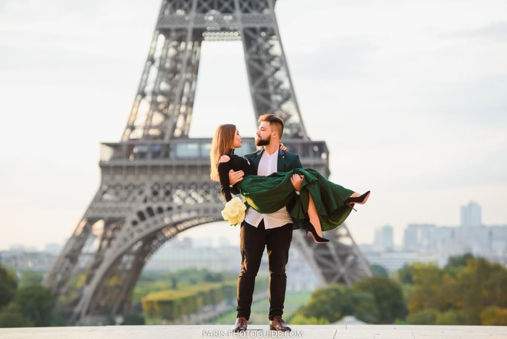 Paris: Romantic Couple Photoshoot with flower bouquet | ®ExcursionMania