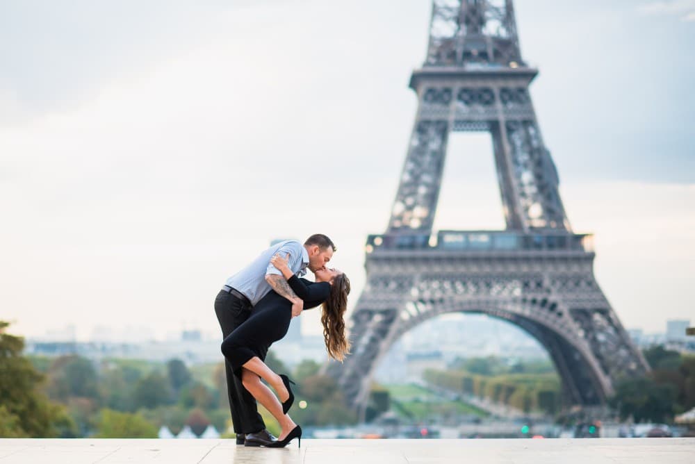 Paris: Romantic Couple Photoshoot with flower bouquet | ®ExcursionMania