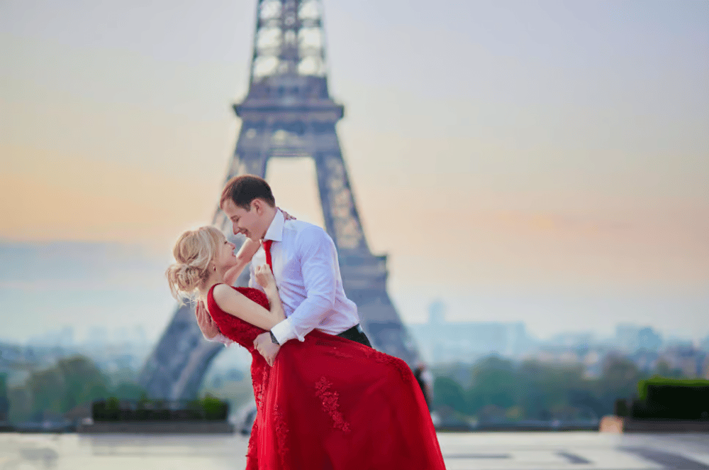 Paris: Romantic Couple Photoshoot with flower bouquet | ®ExcursionMania