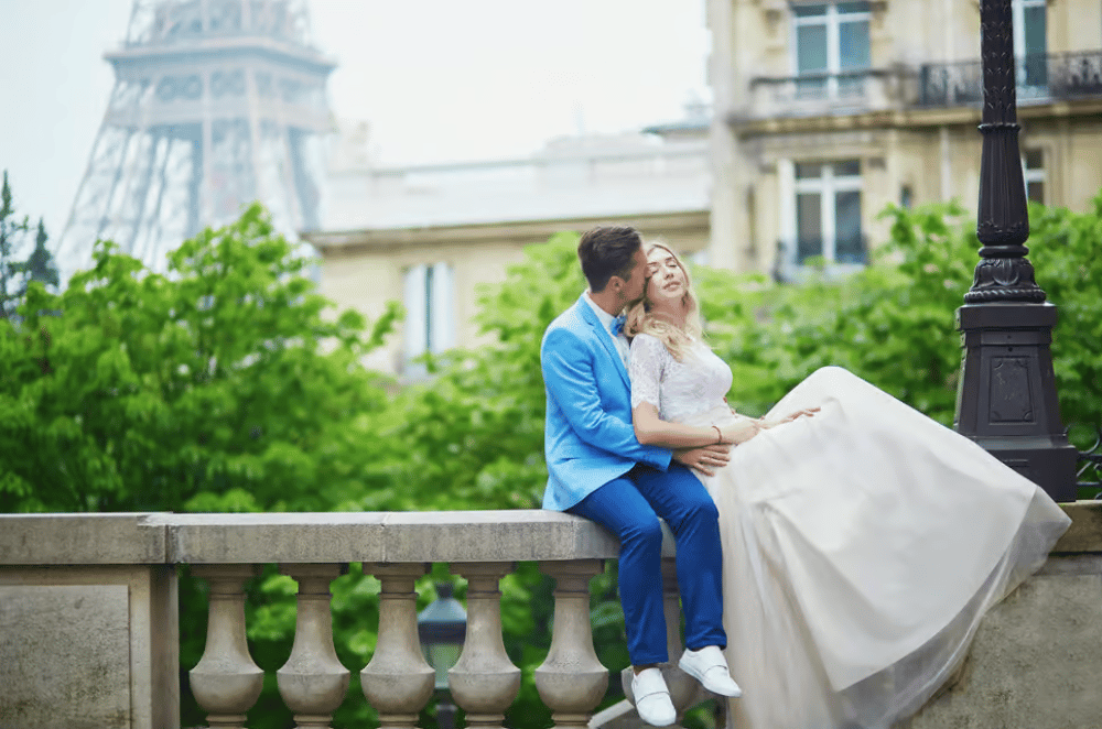Paris: Romantic Couple Photoshoot with flower bouquet | ®ExcursionMania