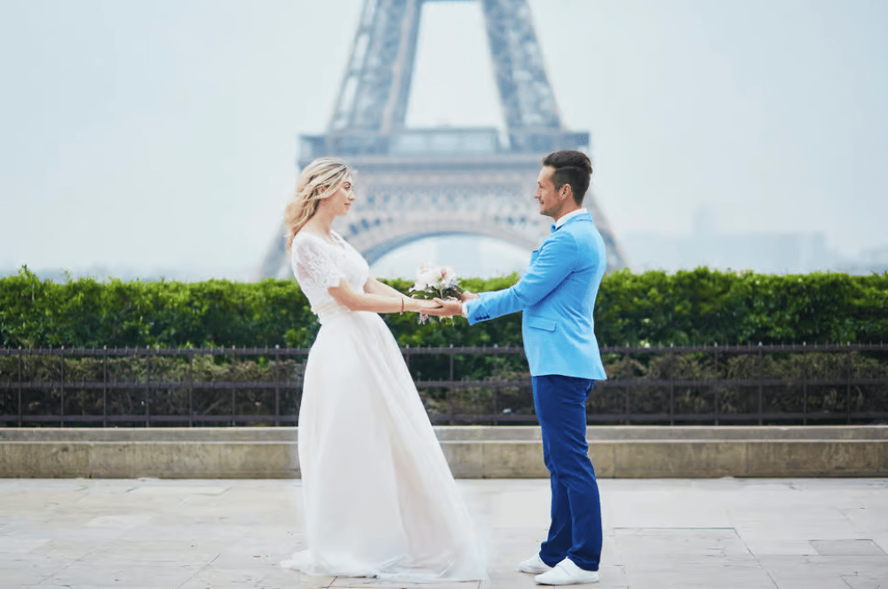 Paris: Romantic Couple Photoshoot with flower bouquet | ®ExcursionMania