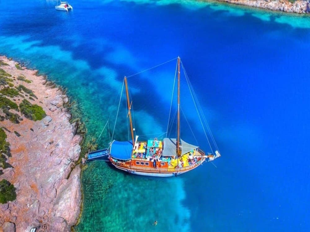 Cesme: Small Group Boat Tour with Open Buffet Lunch | ®ExcursionMania