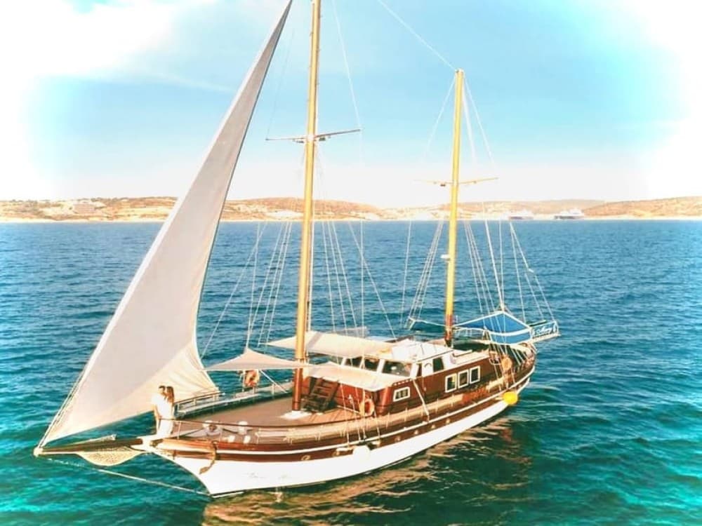 Cesme: Small Group Boat Tour with Open Buffet Lunch | ®ExcursionMania