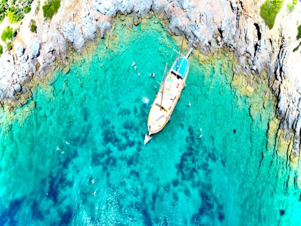 Cesme: Small Group Boat Tour with Open Buffet Lunch | ®ExcursionMania