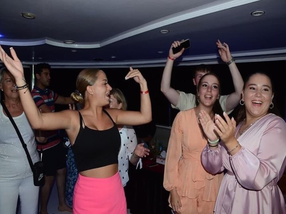 Sharm El Sheikh: Yacht Cruise with Dinner & Oriental Show | ®ExcursionMania