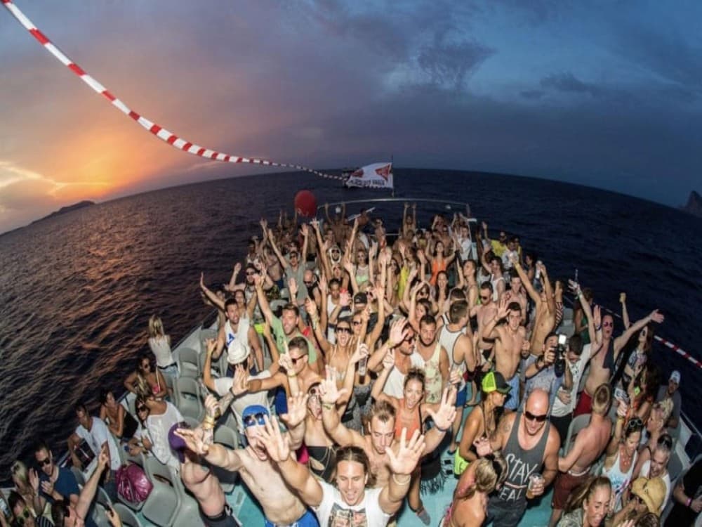 Alanya Sunset Boat Cruise with Soft Drinks and Foam Party | ®ExcursionMania
