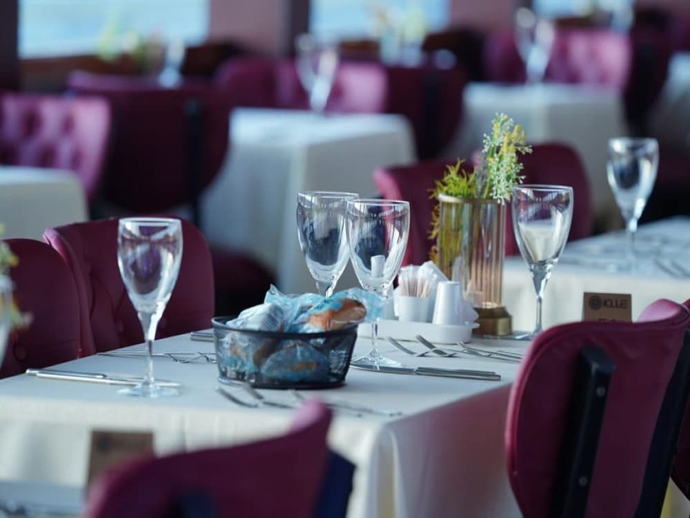 Istanbul: Bosphorus Dinner Cruise with Hotel Transfers | ®ExcursionMania