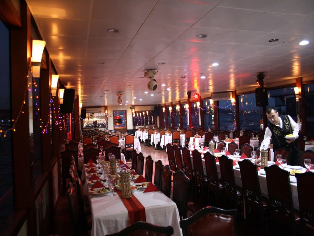 Istanbul: Bosphorus Dinner Cruise with Hotel Transfers | ®ExcursionMania