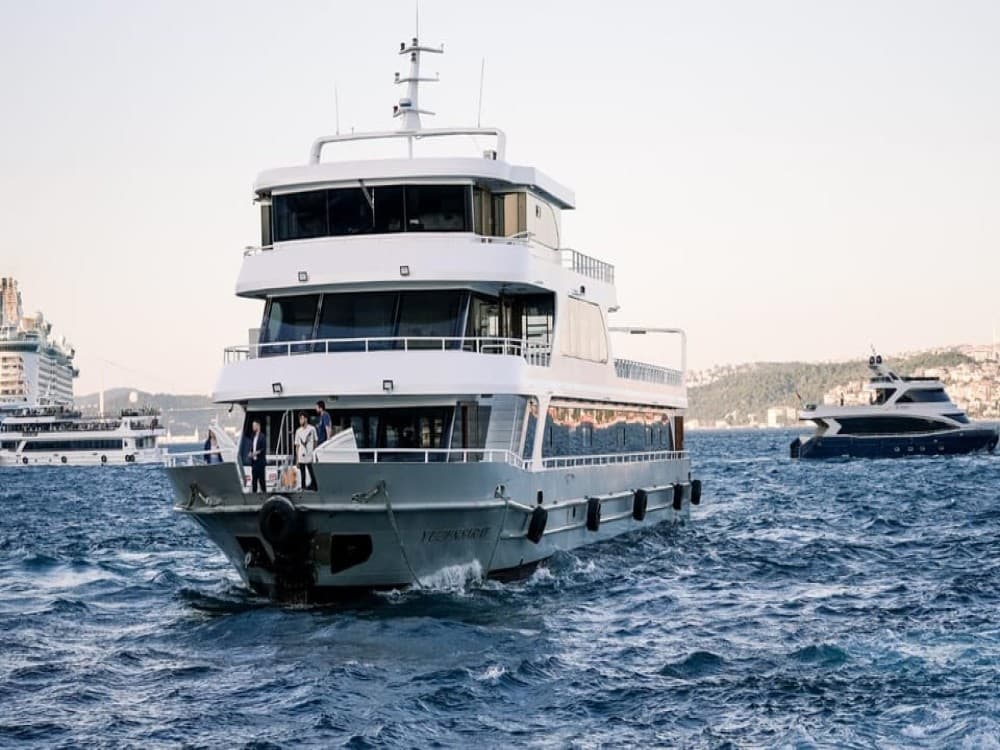 Istanbul: Istanbul Enchanting Bosphorus Cruise with Optional Meal | ®ExcursionMania