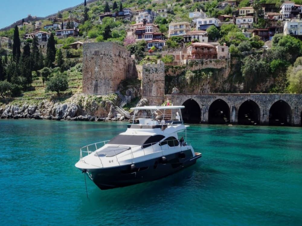 Alanya: Alanya: Luxury Boat Tour with Buffet Meal and Drinks | ®ExcursionMania