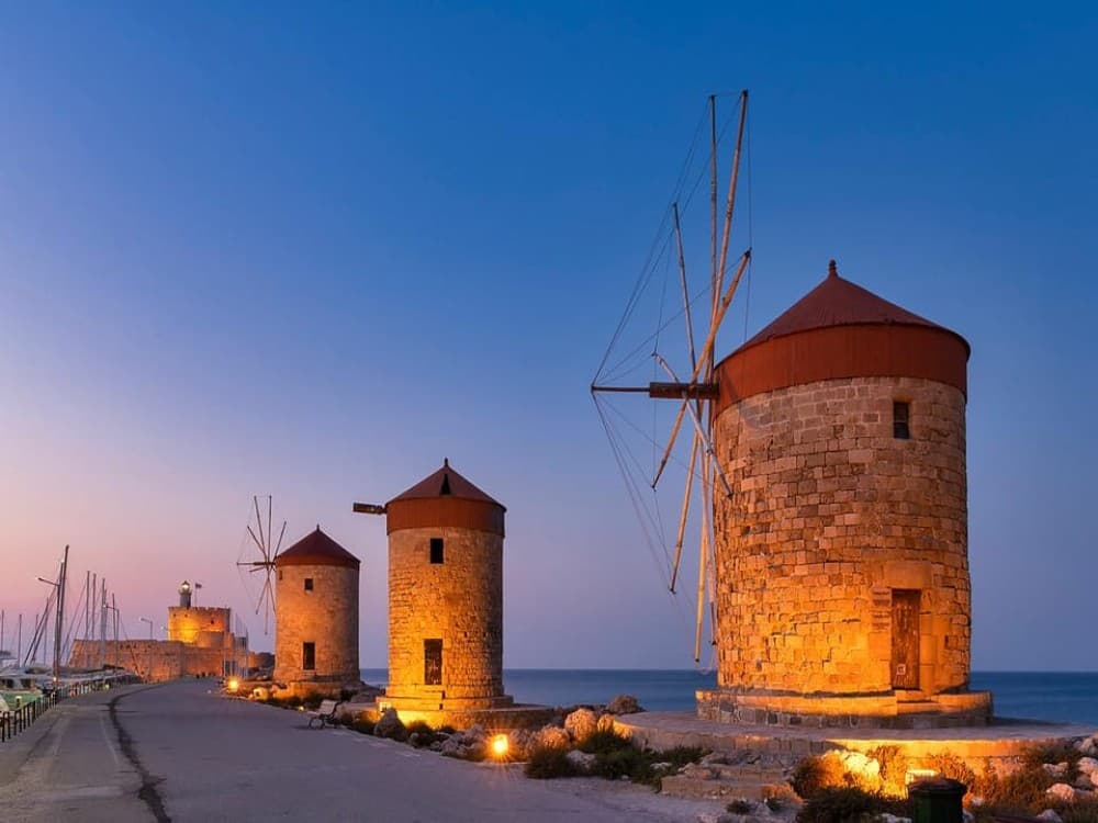 Rhodes: Guided Rhodes City By Night with Live Music & Dinner | ®ExcursionMania