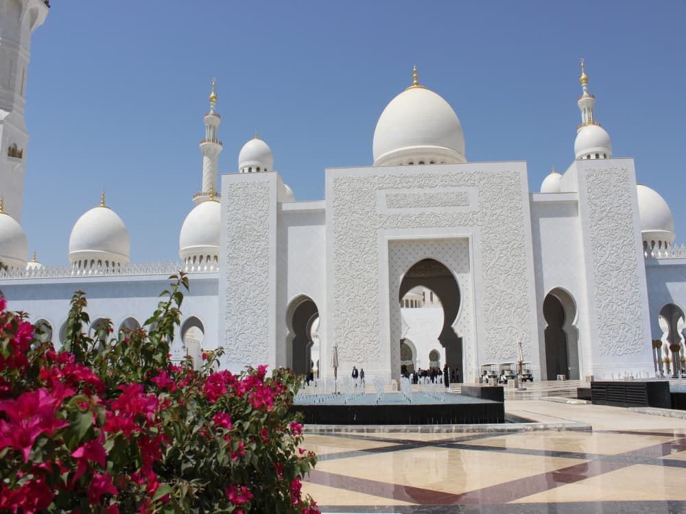 From Abu Dhabi: Grand Mosque Royal Palace and Etihad Tower | ®ExcursionMania