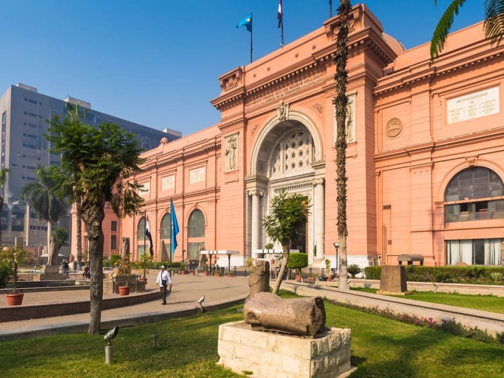 Cairo: Female-Guided Pyramids Bazaar and Museum Tour | ®ExcursionMania