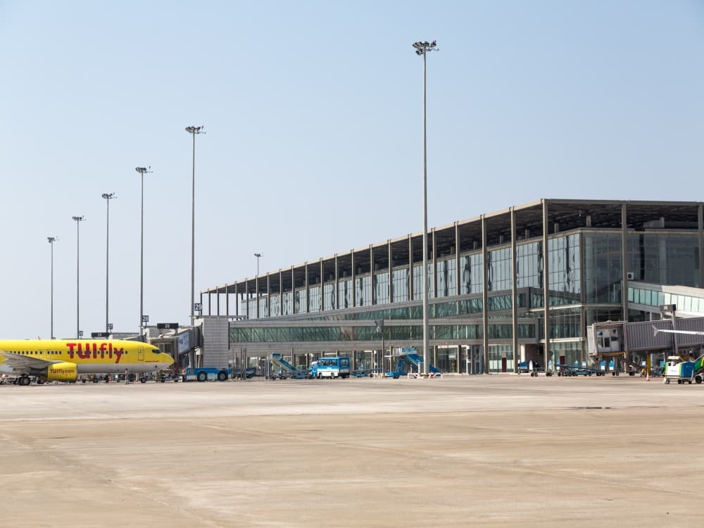 How long is a transfer from the airport to Marmaris?<