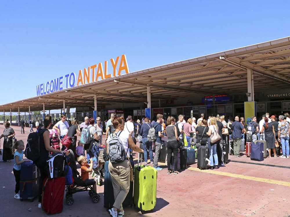 What airport is near Lara Beach?