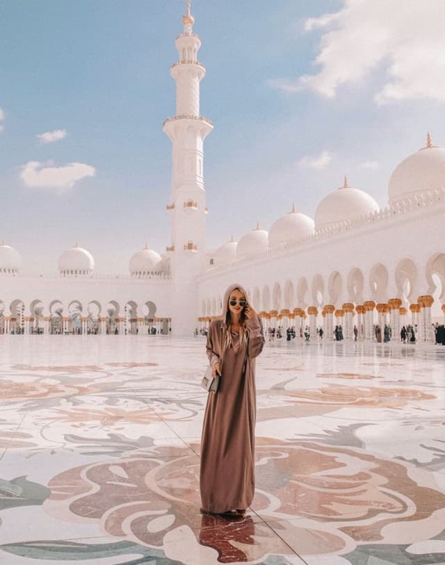 The UAE offers luxury, rich traditions, and stunning landscapes for an unforgettable trip. 