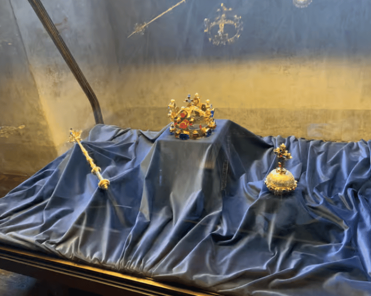 Two-Hour Morning Walking Tour of Prague Castle | ®ExcursionMania