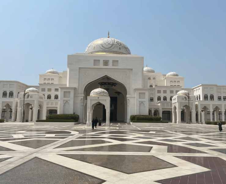 From Abu Dhabi: Grand Mosque Royal Palace and Etihad Tower | ®ExcursionMania