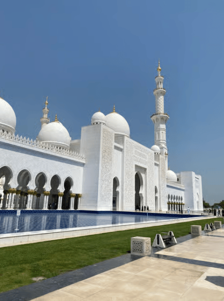 From Abu Dhabi: Grand Mosque Royal Palace and Etihad Tower | ®ExcursionMania