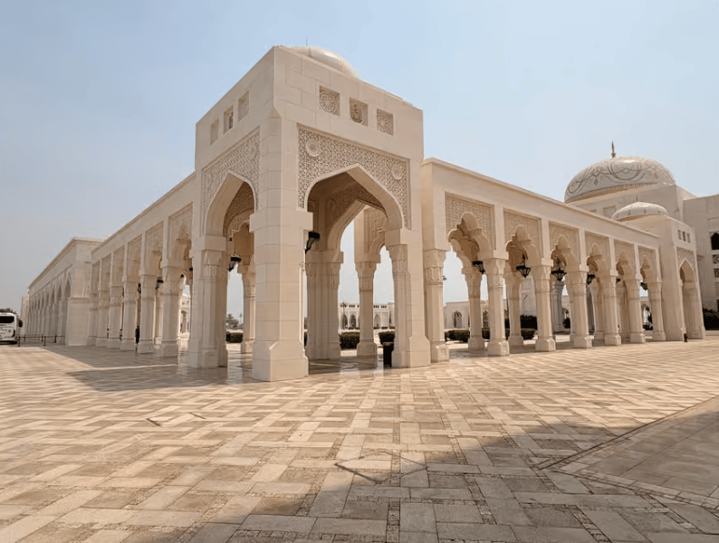 From Abu Dhabi: Grand Mosque Royal Palace and Etihad Tower | ®ExcursionMania