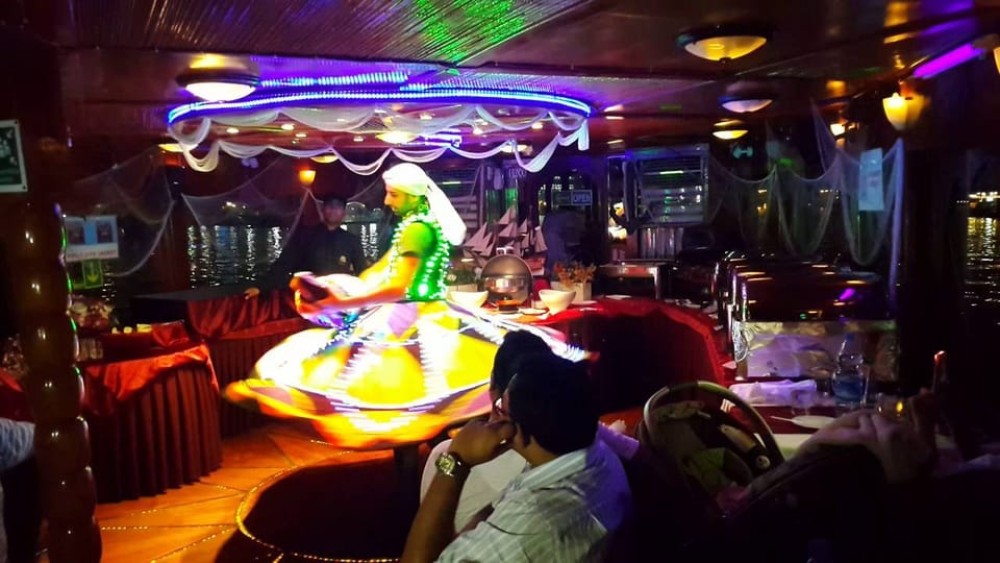 Dubai: 90-Min Dhow Dinner Cruise with Entertainer Shows | ®ExcursionMania