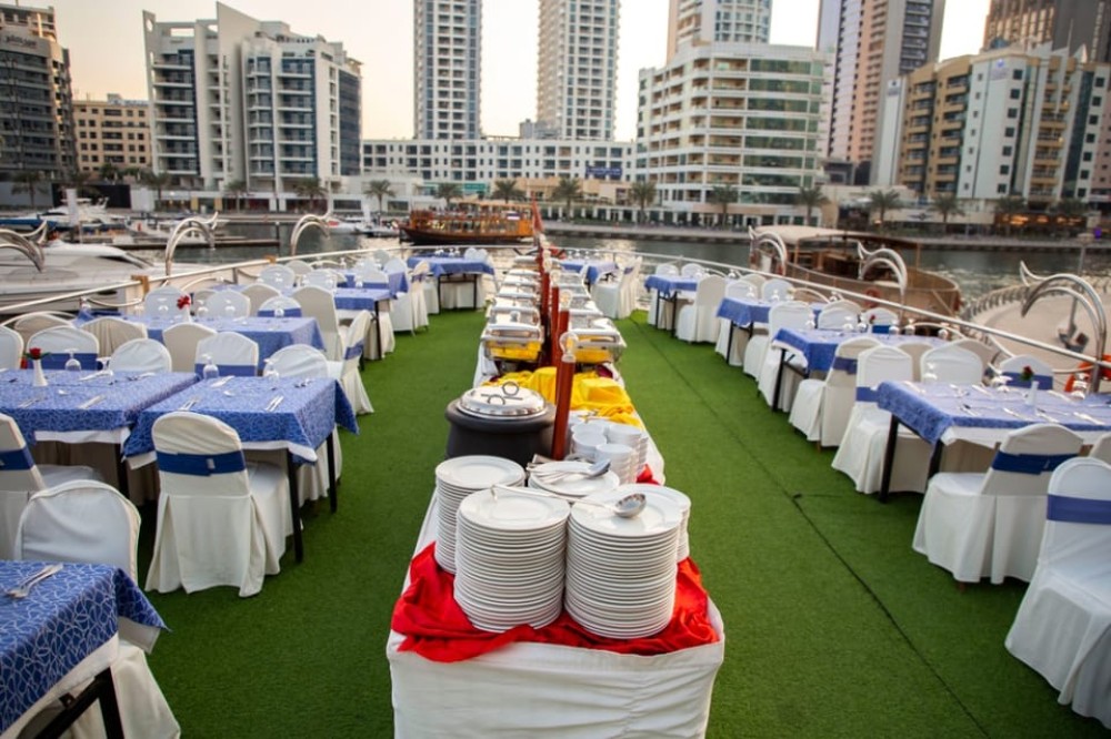 Dubai: 90-Min Dhow Dinner Cruise with Entertainer Shows | ®ExcursionMania