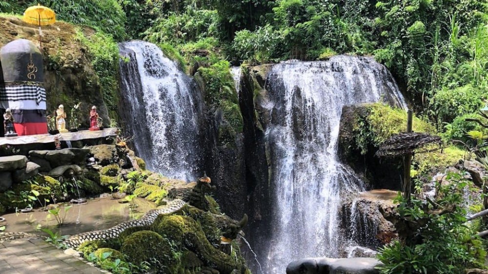 Taman Beji Griya Waterfall: Holy Bathing/Soul Retreat Ritual | ®ExcursionMania