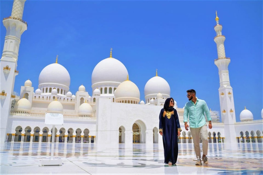 From Dubai: Abu Dhabi Sheikh Zayed Mosque and Qasr Al Watan | ®ExcursionMania