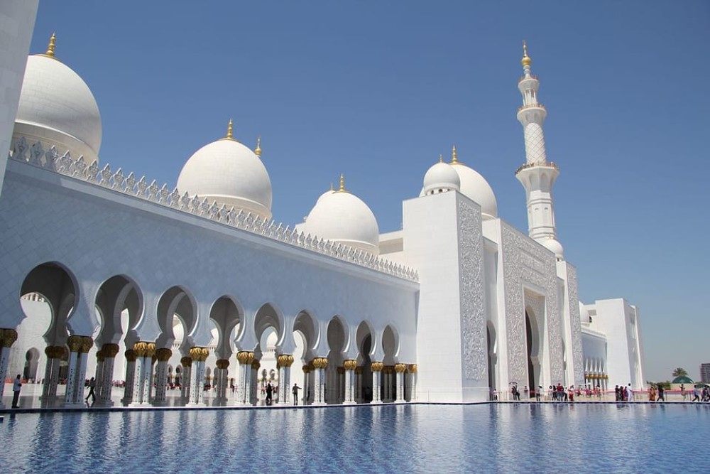 From Dubai: Abu Dhabi Tour with Sheikh Zayed Mosque | ®ExcursionMania