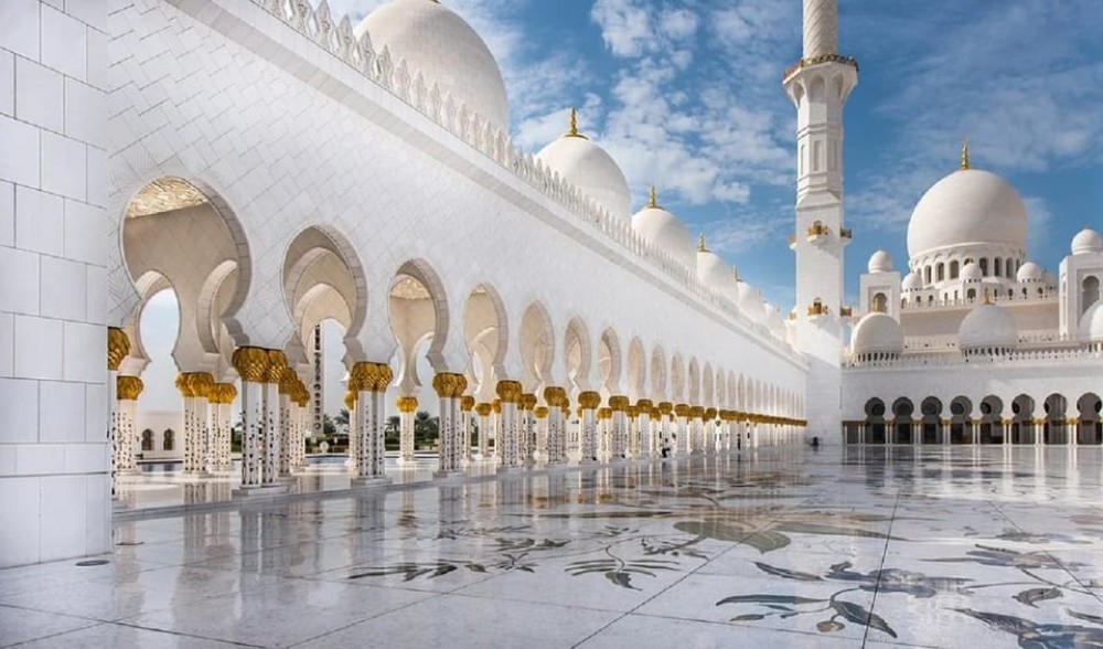 From Dubai: Abu Dhabi Tour with Sheikh Zayed Mosque | ®ExcursionMania