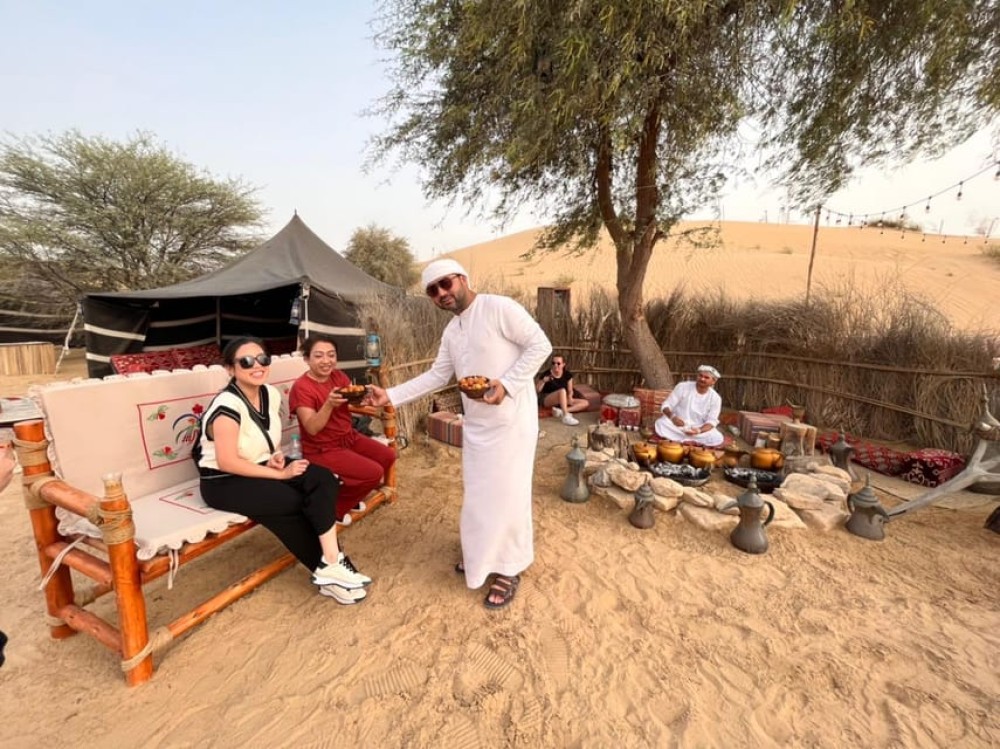 Dubai: Evening Camel Trekking & Dinner at Al Marmoom Oasis | ®ExcursionMania