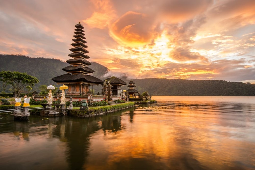 Northern Charm: Lake Bratan Handara Gate Waterfall  Swing | ®ExcursionMania