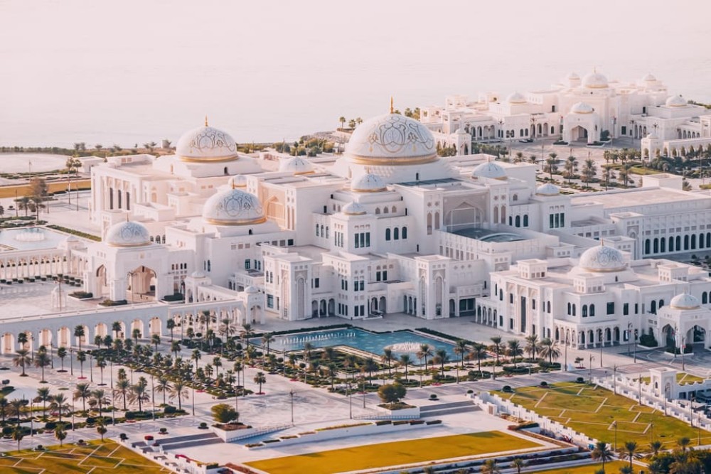 From Dubai: Premium Abu Dhabi city tour in German | ®ExcursionMania