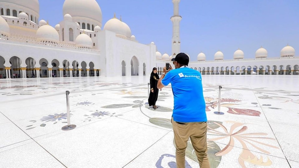 From Dubai: Premium Abu Dhabi city tour in German | ®ExcursionMania