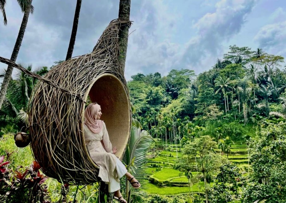 Ubud: Jungle Club, Waterfall, Market, and Tanah Lot Tour | ®ExcursionMania