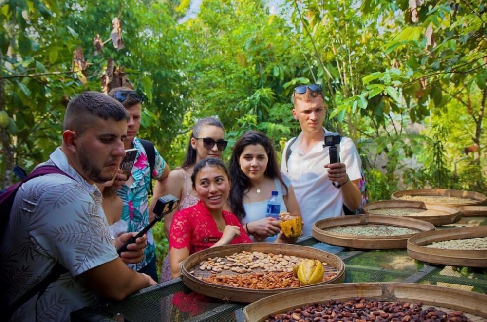 Ubud: Jungle Club, Waterfall, Market, and Tanah Lot Tour | ®ExcursionMania