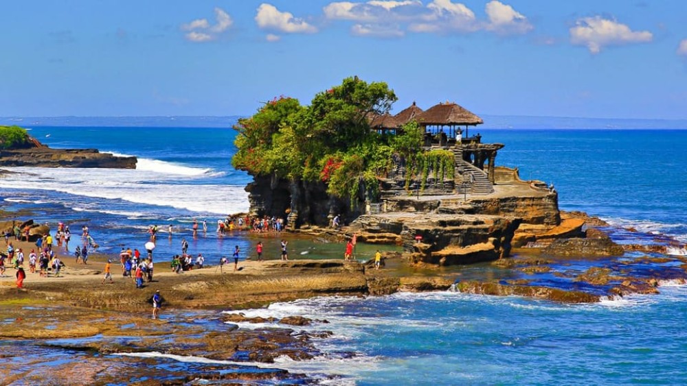 Ubud: Jungle Club, Waterfall, Market, and Tanah Lot Tour | ®ExcursionMania