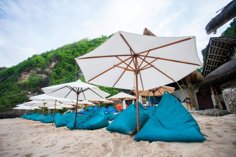 Uluwatu: Beach Club and Cliffside Private Bar Hopping Tour | ®ExcursionMania
