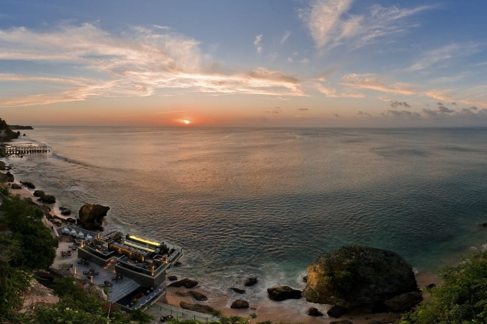 Uluwatu: Beach Club and Cliffside Private Bar Hopping Tour | ®ExcursionMania