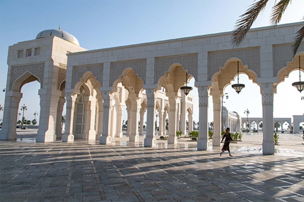 From Dubai: Abu Dhabi Day Trip & Sheikh Zayed Mosque By SUV | ®ExcursionMania