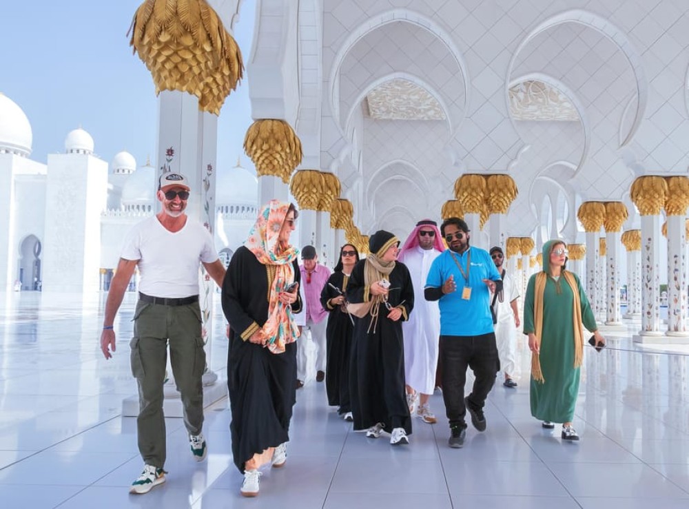 From Dubai: Abu Dhabi Sheikh Zayed Mosque Guided Tour | ®ExcursionMania