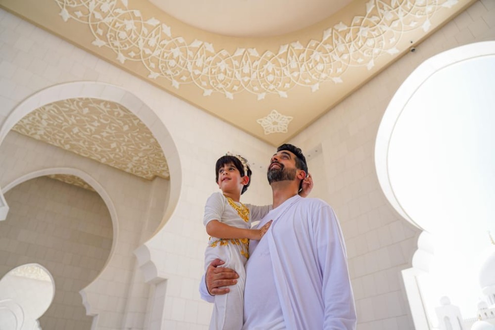 From Dubai: Abu Dhabi Sheikh Zayed Mosque Guided Tour | ®ExcursionMania