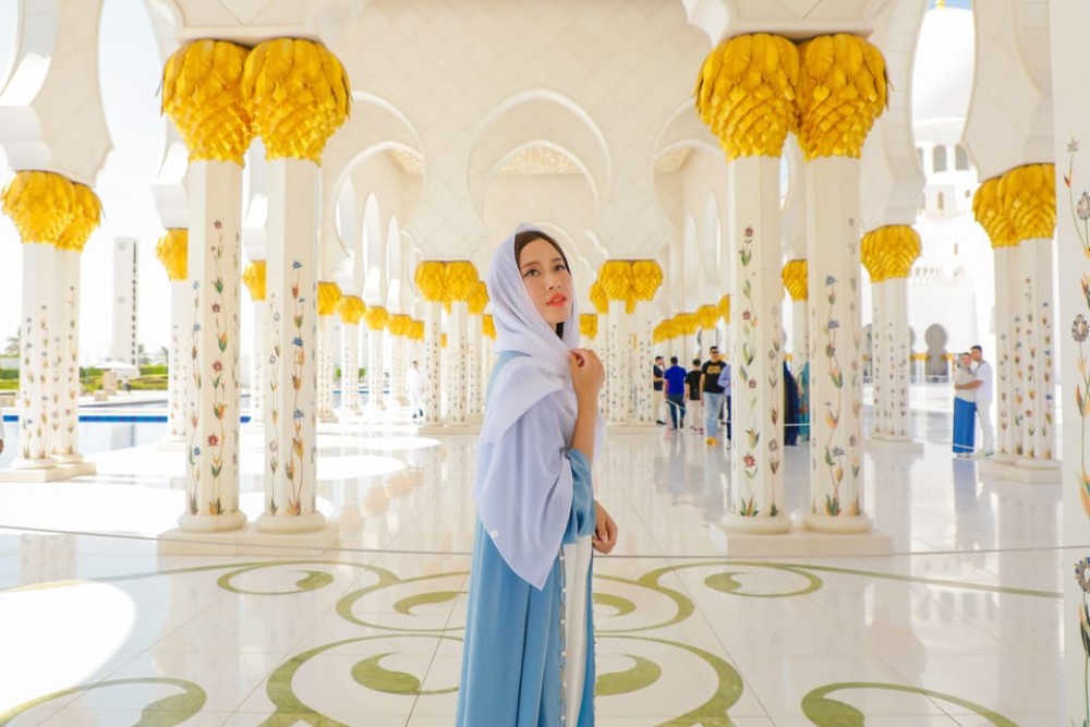 From Dubai: Abu Dhabi Sheikh Zayed Mosque Guided Tour | ®ExcursionMania